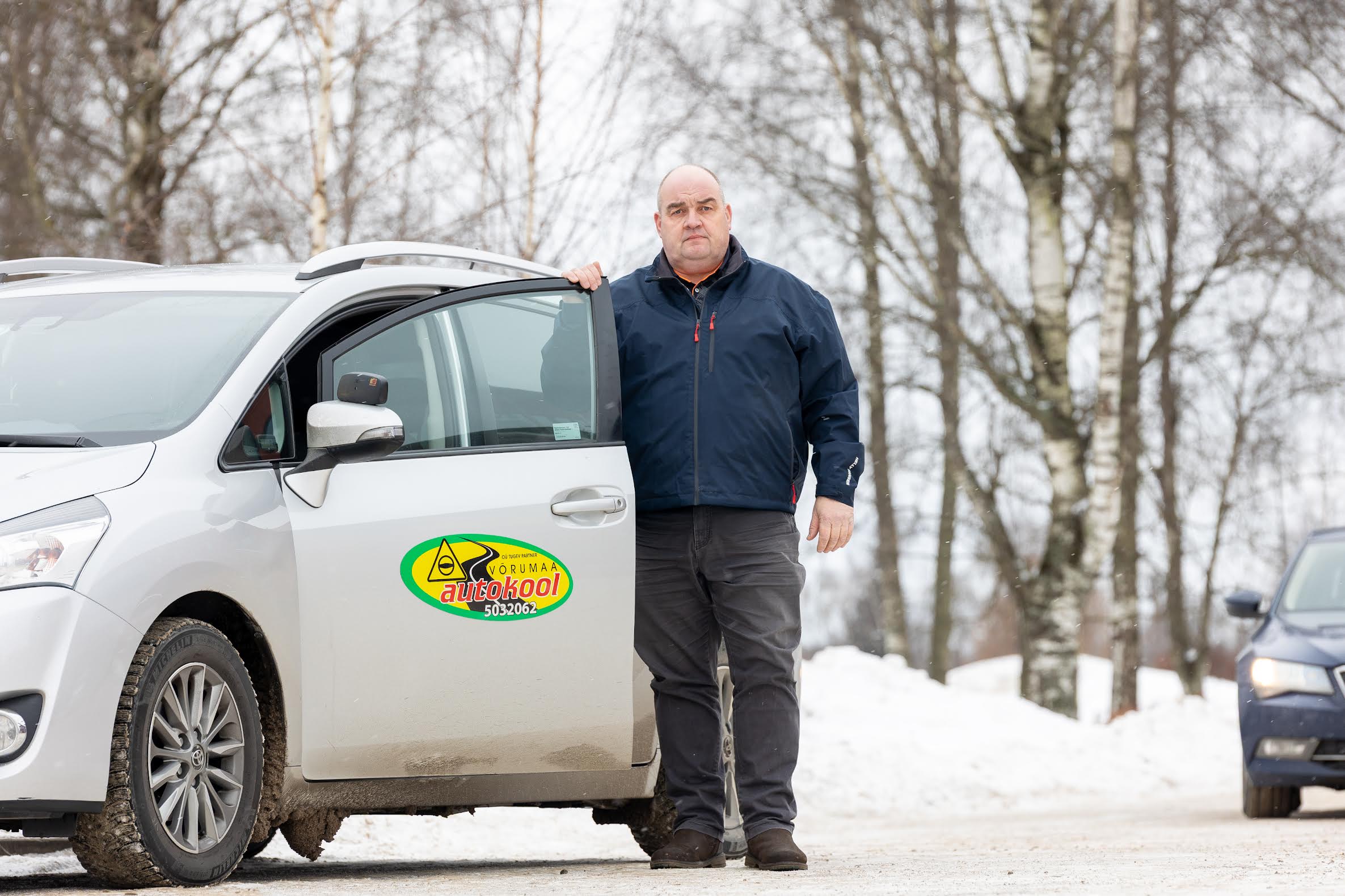 Võrumaa Autokooli juht Raul Kell kinnitab, et Võru liikluskorraldus on loogiliselt üles ehitatud ja siin on õpilastel riiklikku sõidueksamit igati hea teha. Foto: AIGAR NAGEL